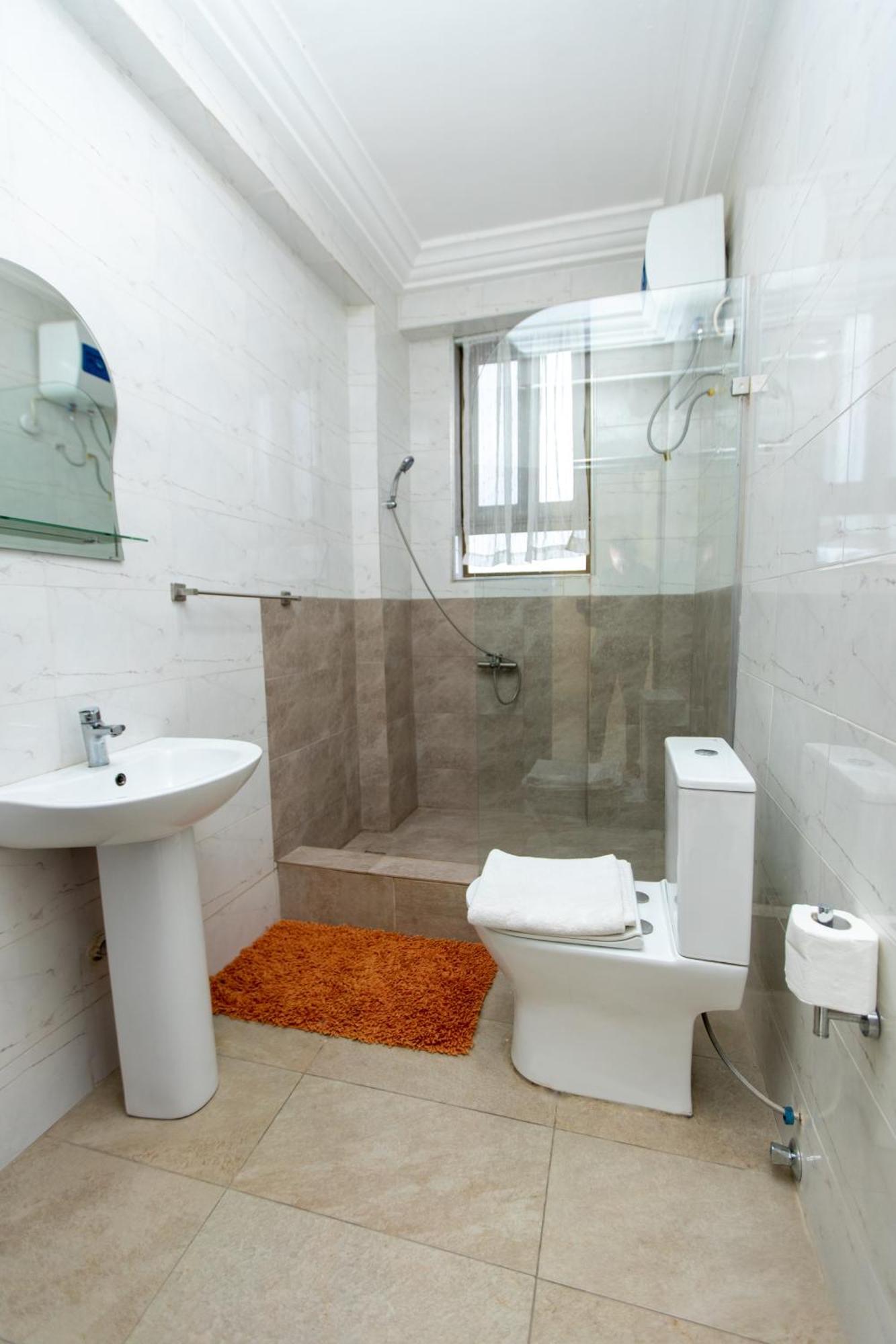 Washington Apartments - Just 25Mins Drive From The Airport Kwashieman Экстерьер фото